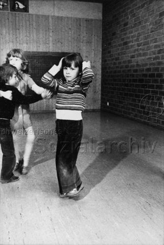 "Kindergarten" - Kinder beim Tanzen; um 1980