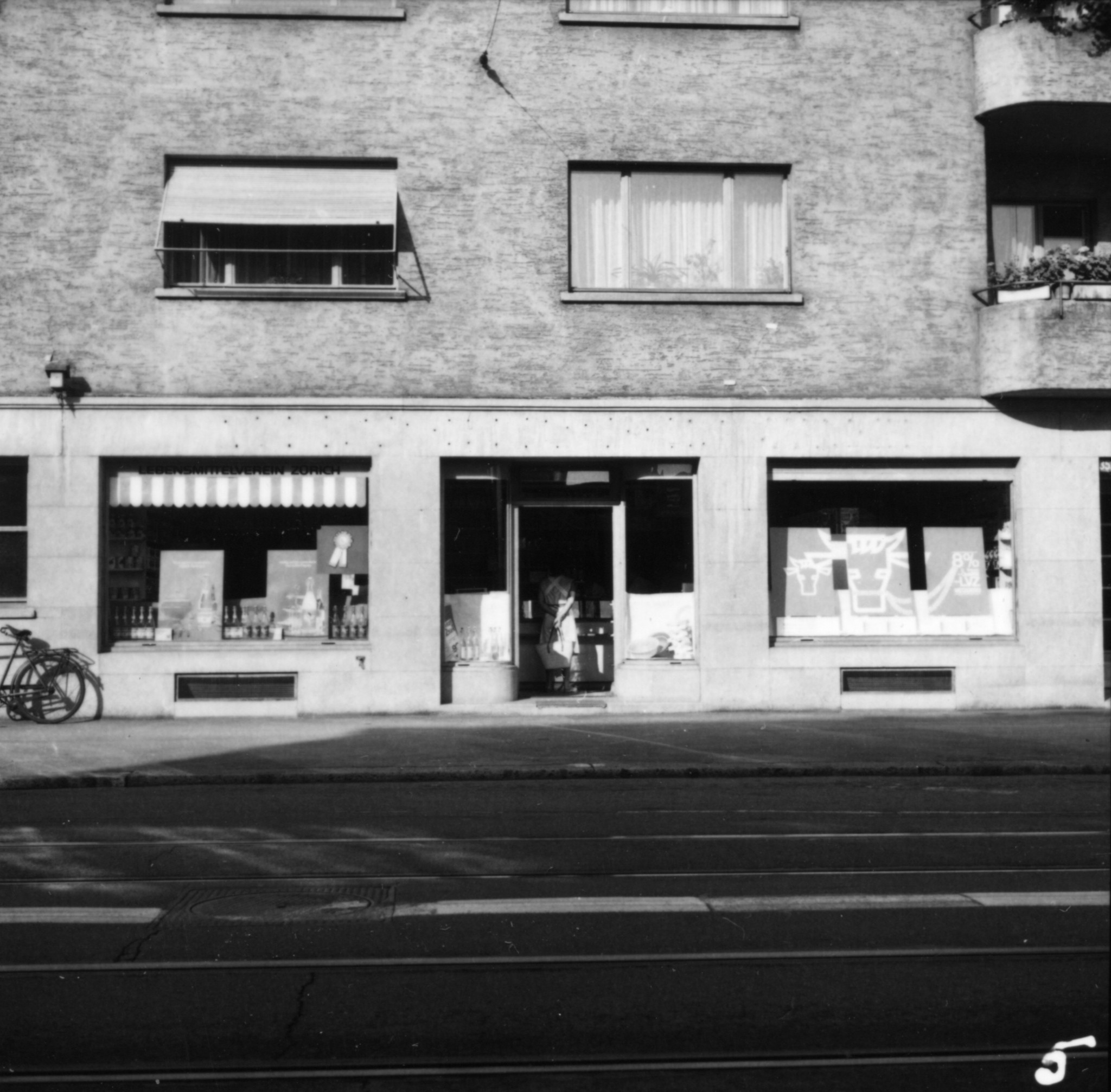 Laden des Lebensmittelvereins Zürich an der Seestrasse 352 in Zürich: Aussenansicht