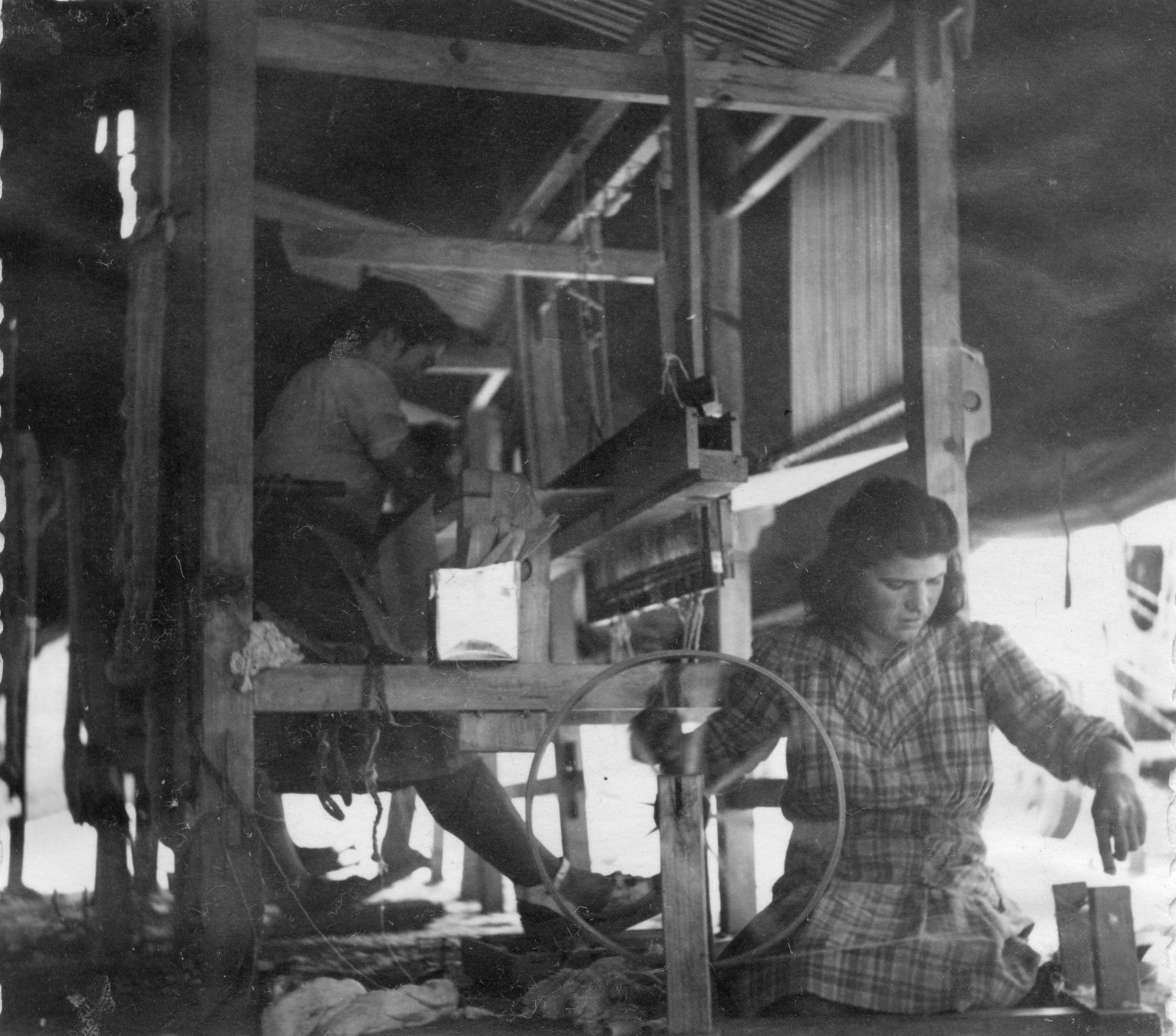 Weberei: zwei Frauen arbeiten an den Maschinen