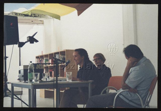 Podium, mit von links: Brita Polzer, Edith Krebs, Peter Spillmann (Vorstand Shedhalle)