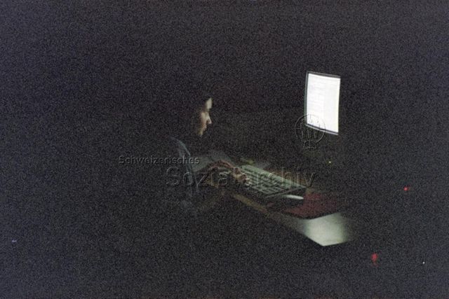 Person am Computer, im Dunkeln