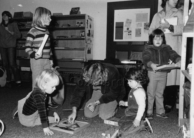 Ludothek Thun - Kinder beim Spielen; um 1980
