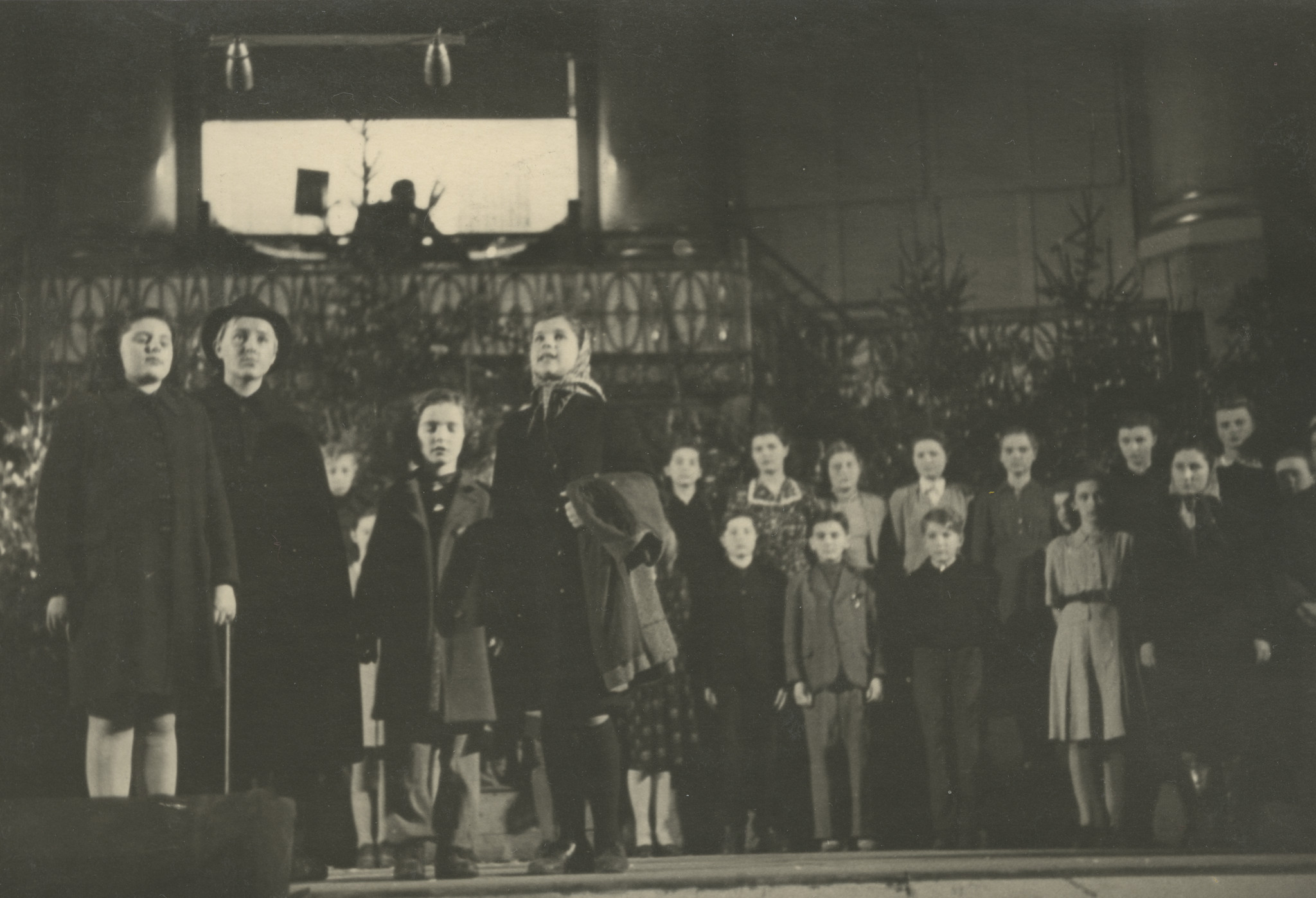 "Weihnachtsfeier 1947"; Kinder spielen auf der Bühne ein Theaterstück