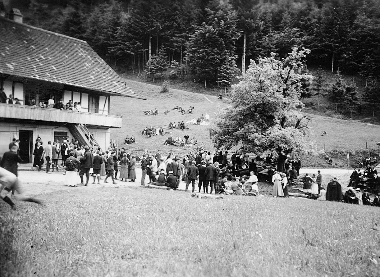 Wandervogel-Landsgemeinde auf dem Bantiger bei Bern - In Erwartung der Verpflegung (1914)