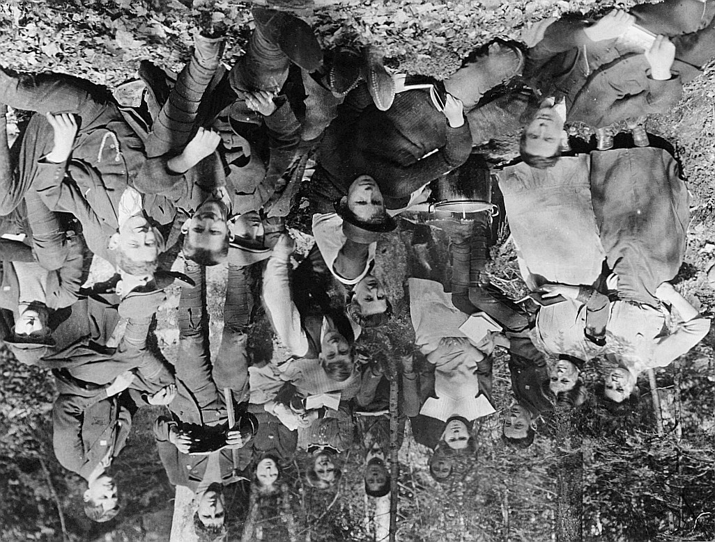 Gruppenporträt der Wandervögel der Ortsgruppe Zürich-Altstadt im Wald bei Zollikerberg (1913)
