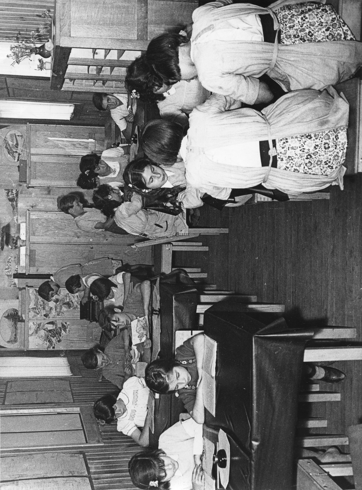 "En classe: Espérance Blanco, Ramon Garcia"; Kinder im Klassenzimmer