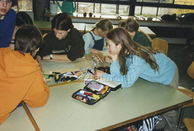 Kinderkonferenz Fegets - Kinder beim Malen von Plakaten; 2000