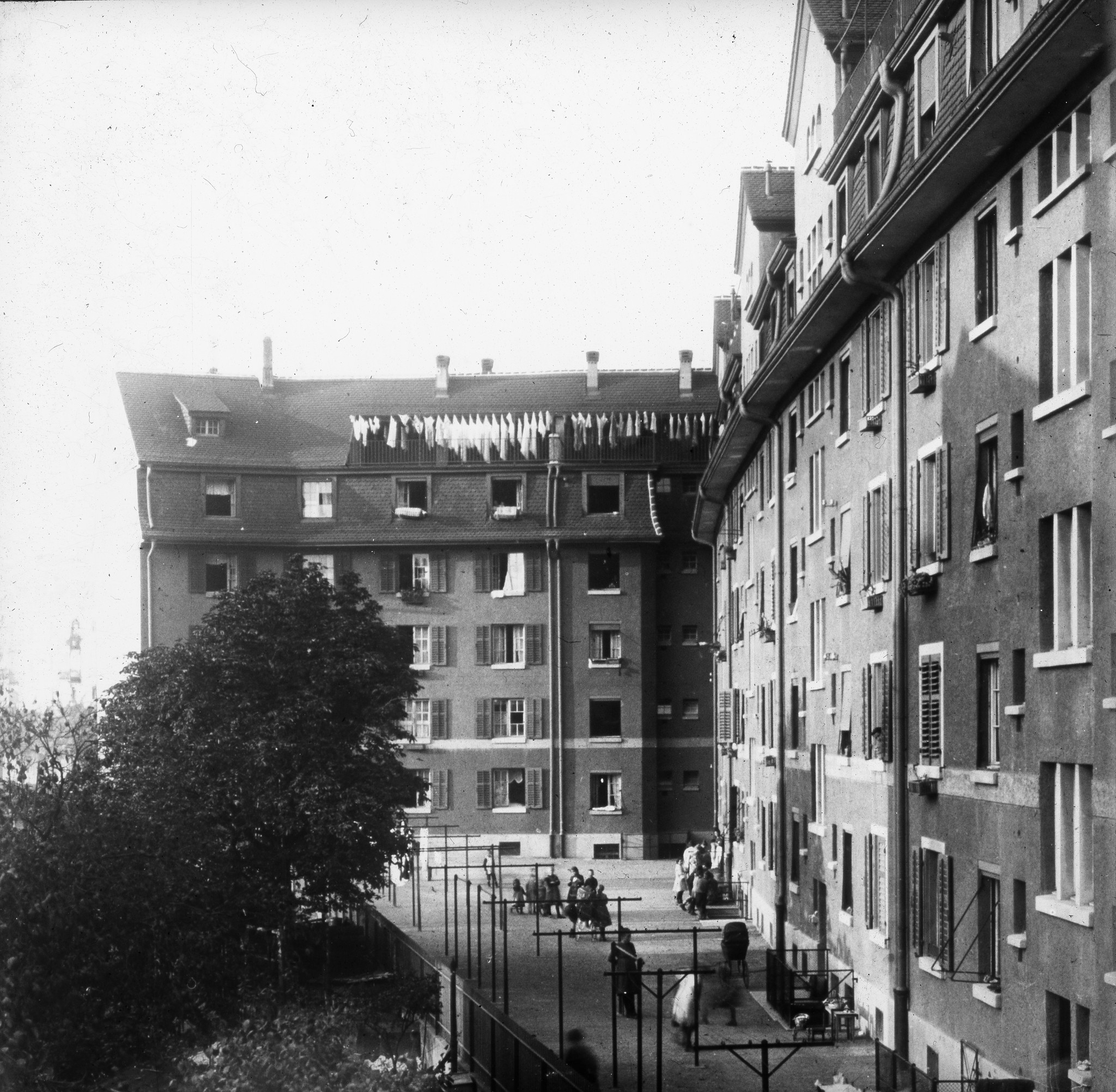 Siedlung der Baugenossenschaft des eidgenössischen Personals BEP: Kolonie Industrie 1, Zürich - Hof mit spielenden Kindern und Wäscheleinen, 1923