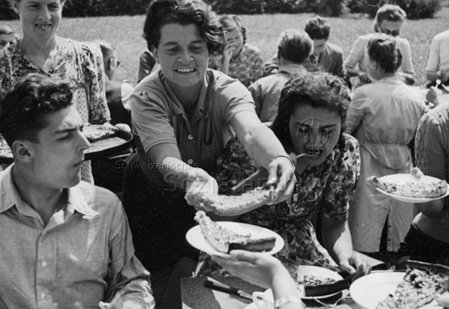 Zwei Frauen beim Kuchen servieren; um 1960