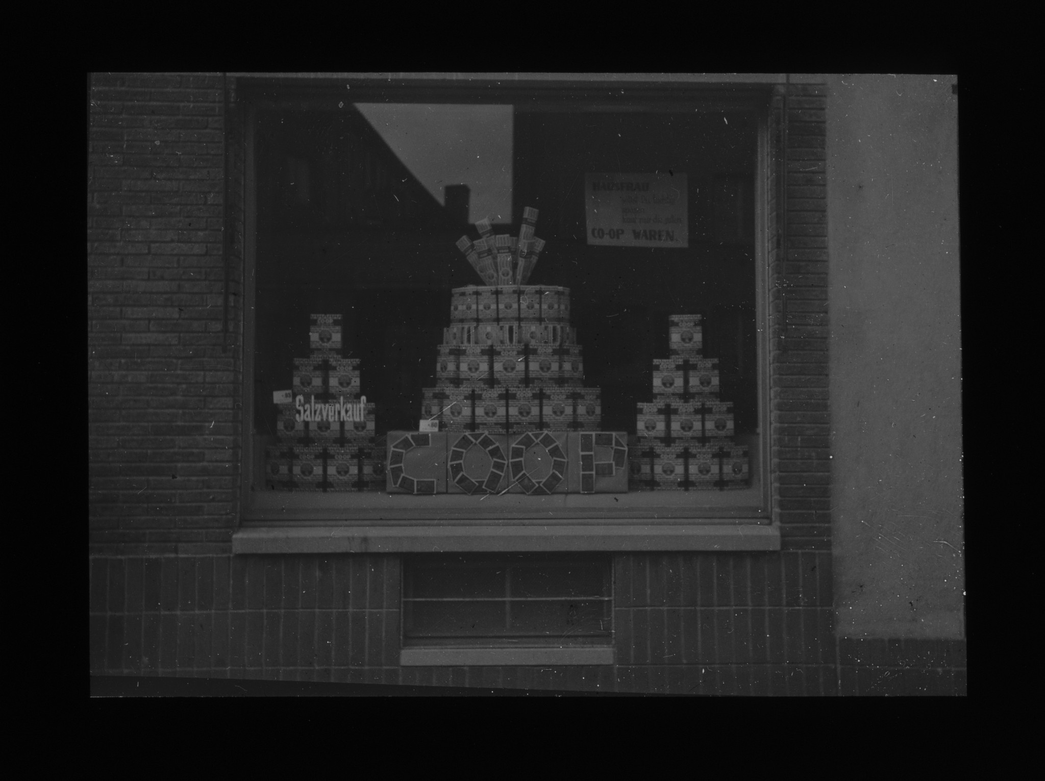 Dia: Schaufenster einer COOP/LVZ-Filiale.