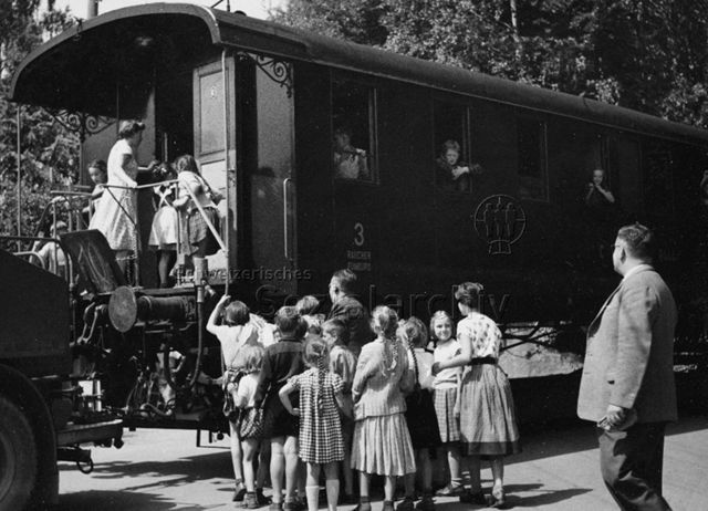 "Park im Grüene", Rüschlikon, Transport eines alten Zugwaggons - Kinder bestaunen den Wagen; um 1960