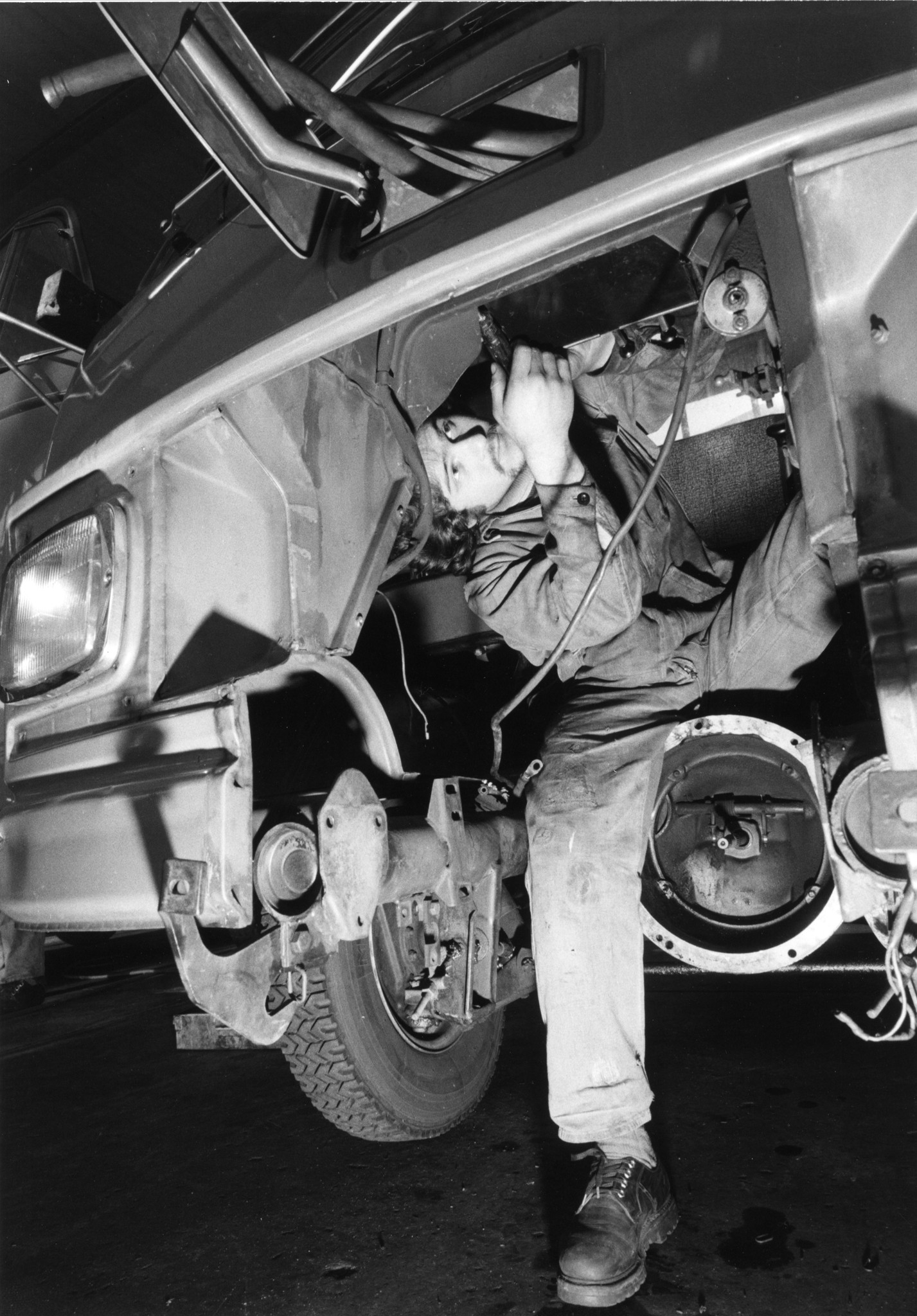 Automechaniker bei der Arbeit an einem  Lastwagen