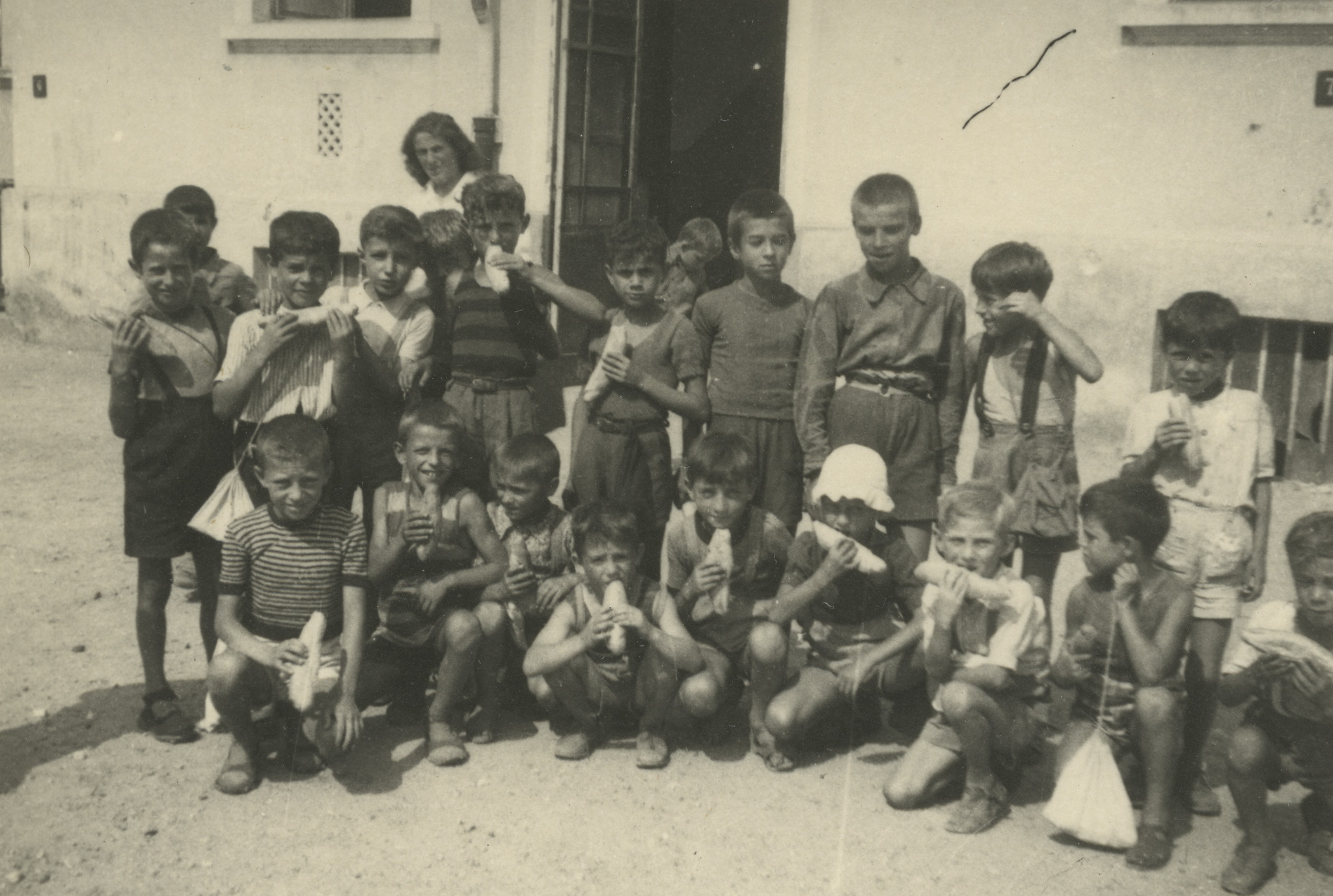 "Torino: Speisung der Schulkinder"; Kinder essen Sandwichs