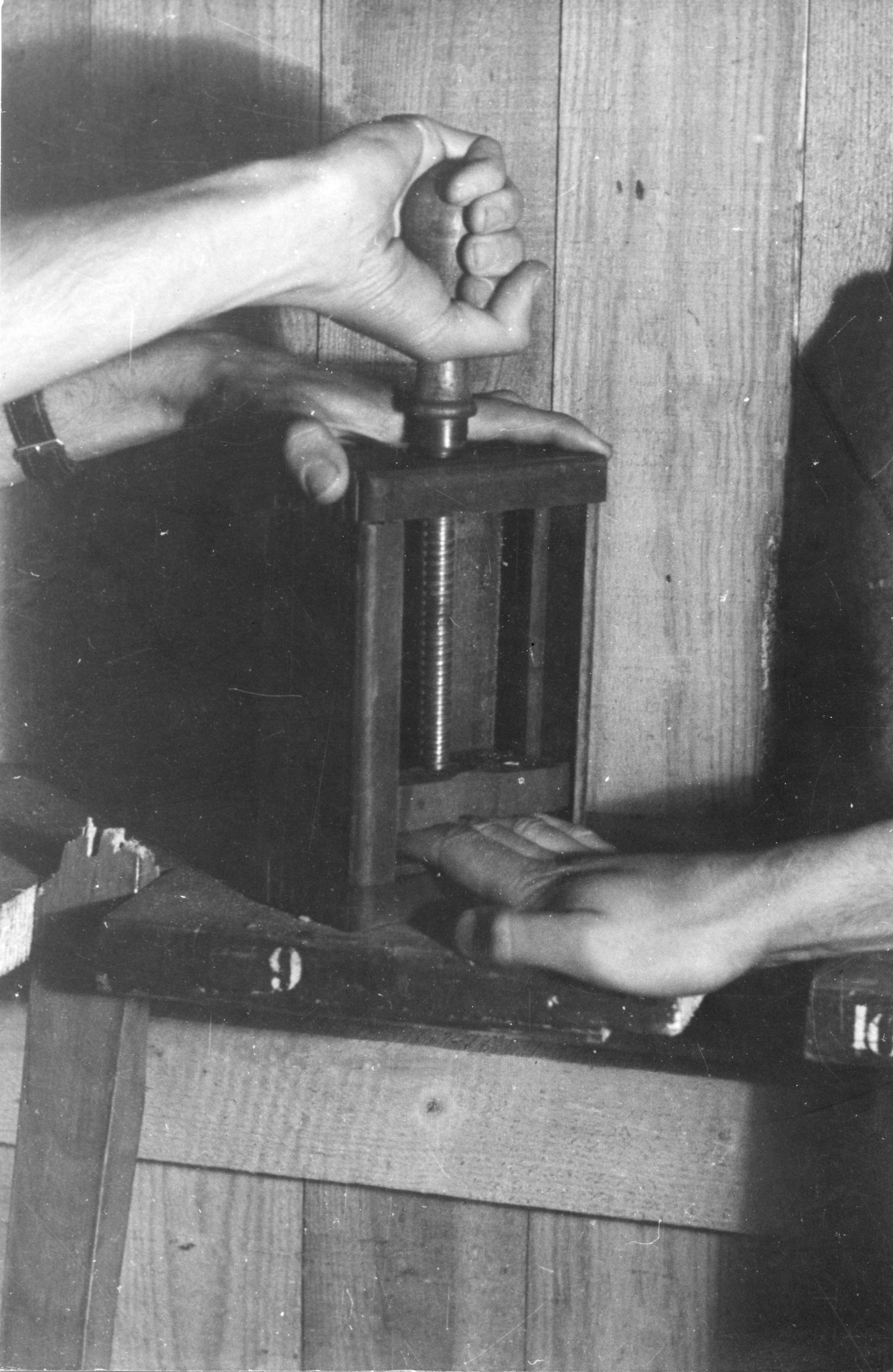 ["Instruments de torture de la Milice et de la Gestapo, 1944"], "Comment on torturait les Français de la Résistance pour leur arracher des aveux, des secrets, des noms.", Folterinstrument, vermutlich aus Saint-Etienne