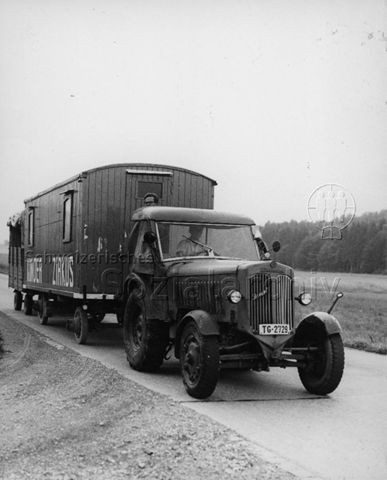 "FZA Zirkus" - Traktor zieht einen Zirkuswagen; um 1965