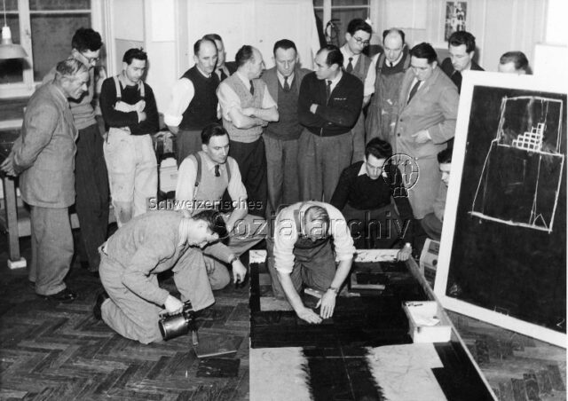 Linoleumlegerkurs - Ausschnitt aus dem Album "Der Gruppe Plastikleger gewidmet 1945 - von Willy Pregger organisiert seit 1932"