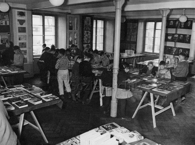 "Jugend-Kiosk Regensdorf" - Kinder beim Stöbern in den ausgestellten Büchern; 1961