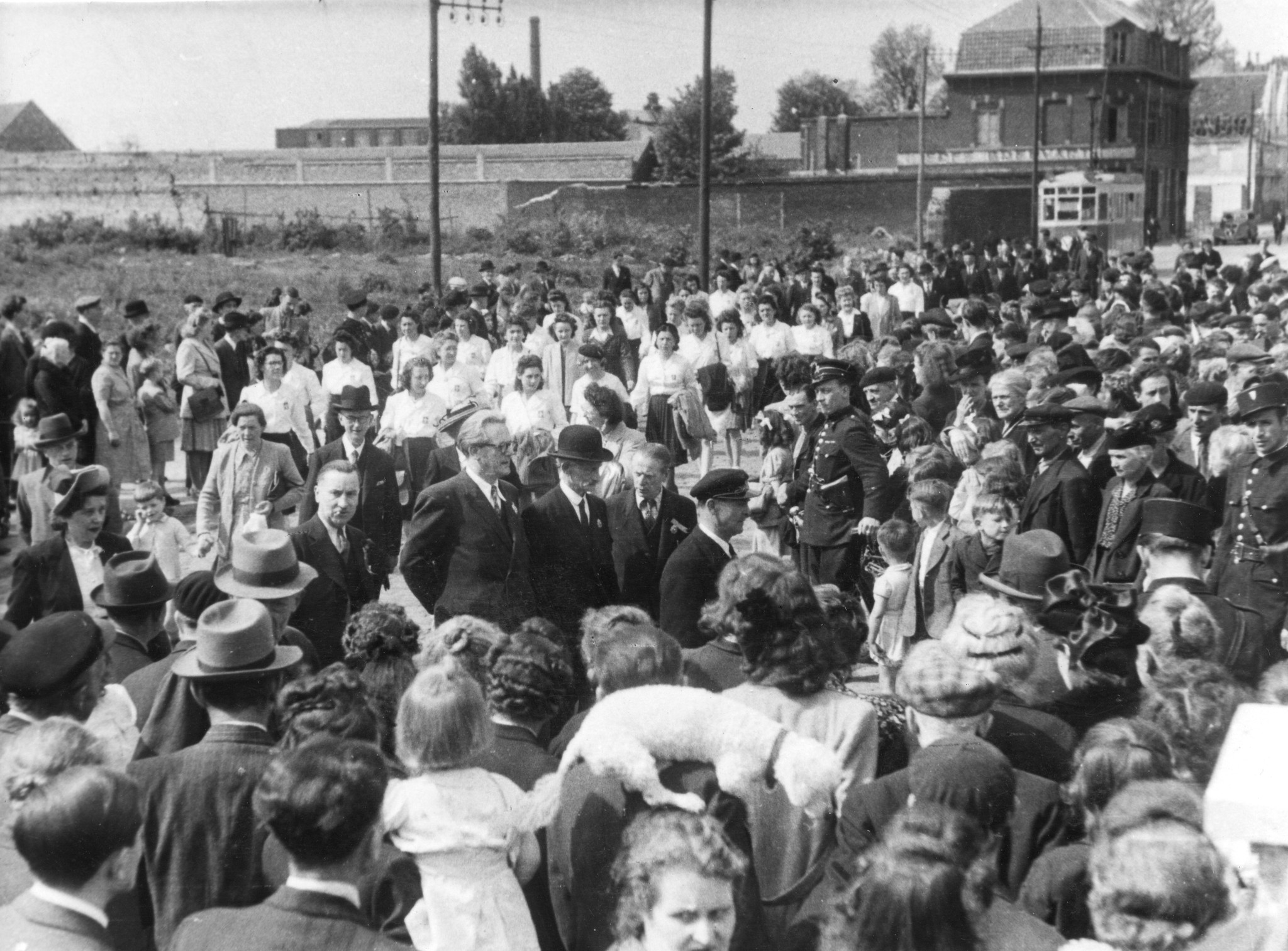 "Eröffnungsfeier des Centre social am 11. Mai 1947"; Menschenauflauf