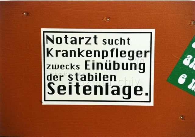 Fotos Expo 02, 2002 - "Notarzt sucht Krankenpfleger zwecks Einübung der stabilen Seitenlage."