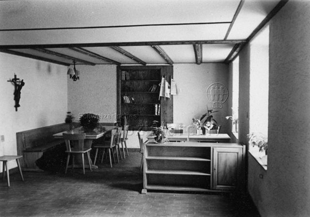 "Reussbühl bei Luzern - Die kath. Jungmannschaft hat soeben die Renovation ihres Eigenheimes fertiggestellt"; um 1950