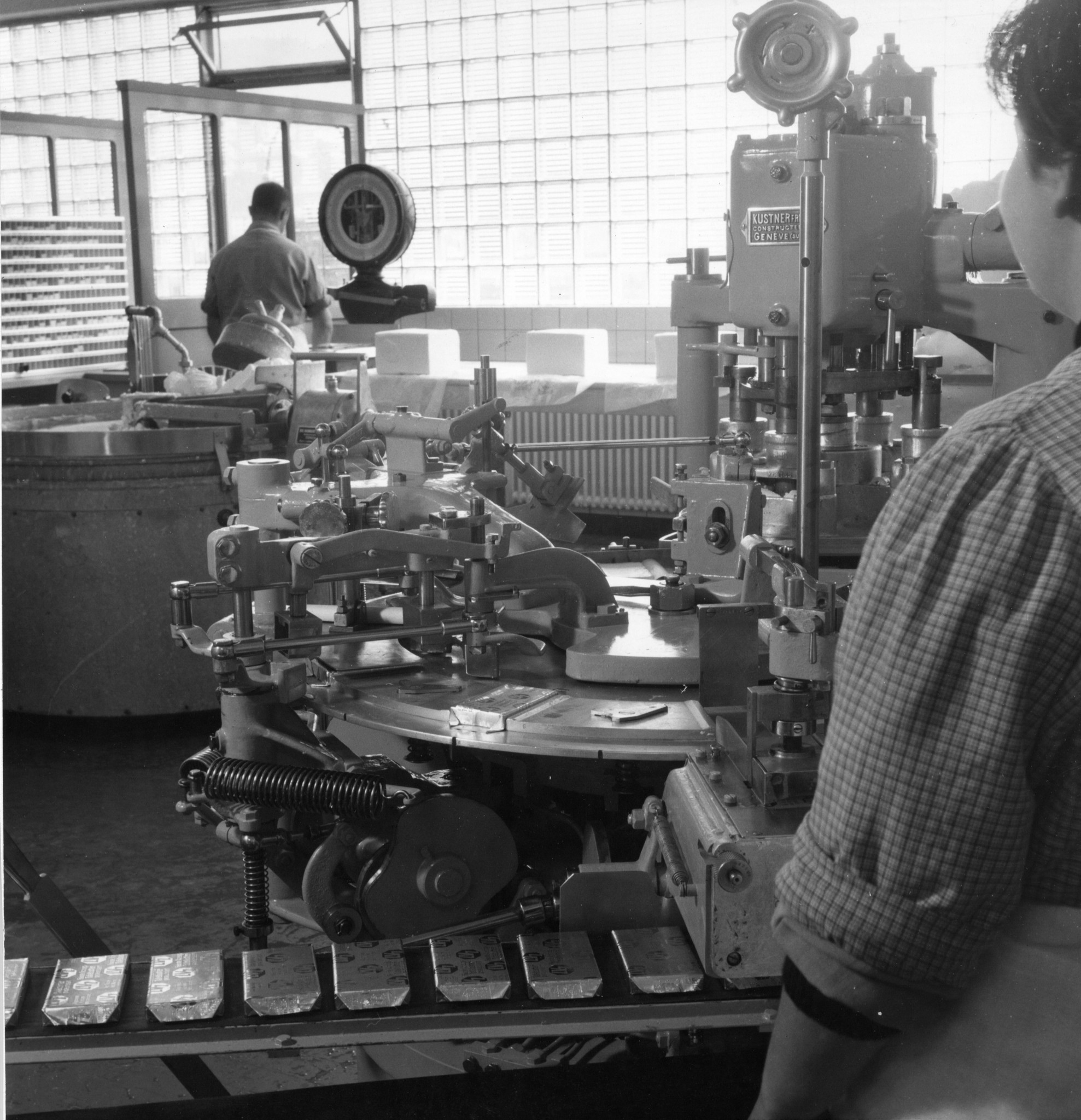 Frau und Mann bei einer Produktionsanlage in der Lebensmittelindustrie