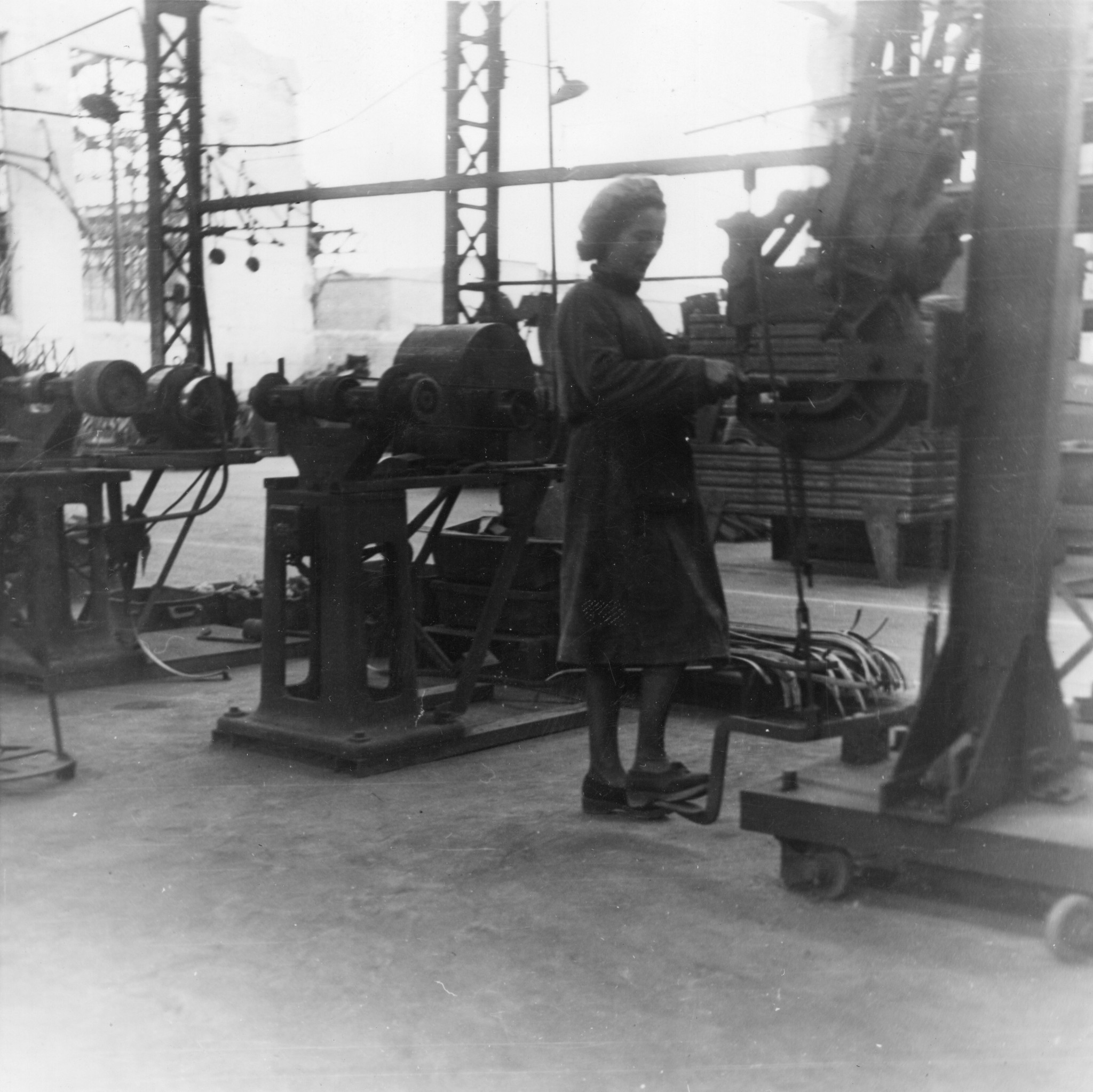 "Lyon, Usine(s) Berliet, 1944. Arbeit unter freiem Himmel." Arbeiterin am Werk in zerbombter Fabrik