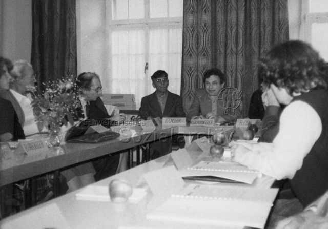 "Arbeitsseminar Frauenfeld", Frauen und Männer an Sitzungstisch; 07.10.1981