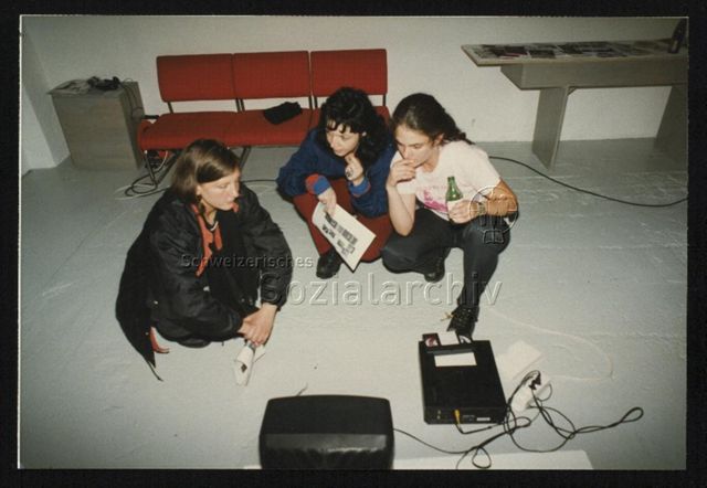 Gespräch beim Fernseher, von links: n.n., Sylvia Kafehsy, Pauline Boudry