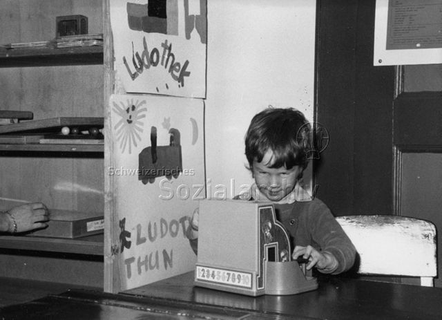 Ludothek Thun - Junge beim Spielen; um 1980