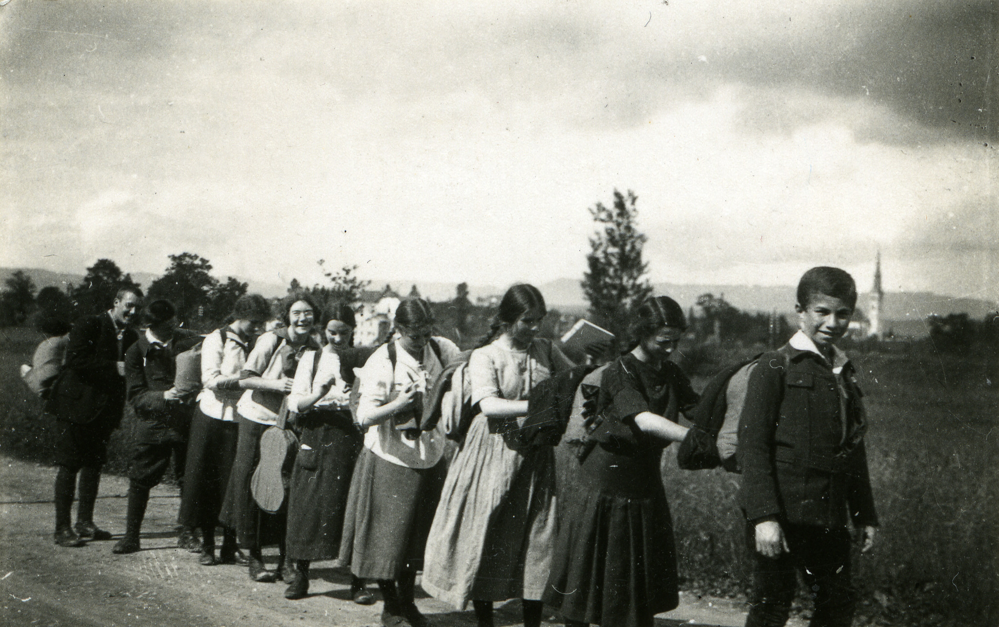 Wandervogel-Landsgemeinde beim Schloss Buonas - Wanderer, zum Teil mit Rucksäcken, laufen in Gänsemarsch (1916)