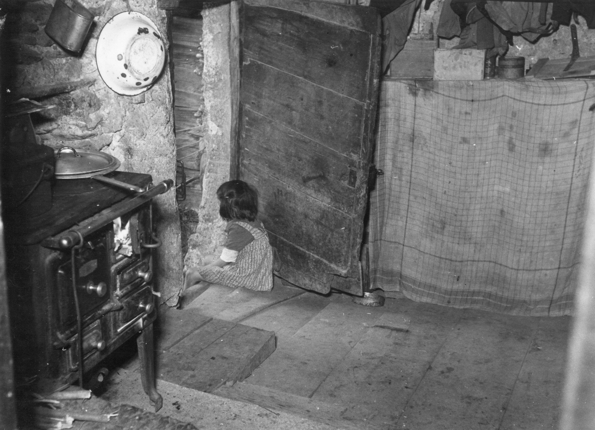 "Traurig sitzt das Kind auf der Wohnungsschwelle, sein Heim gleicht eher einem Stall als einer menschlichen Behausung."