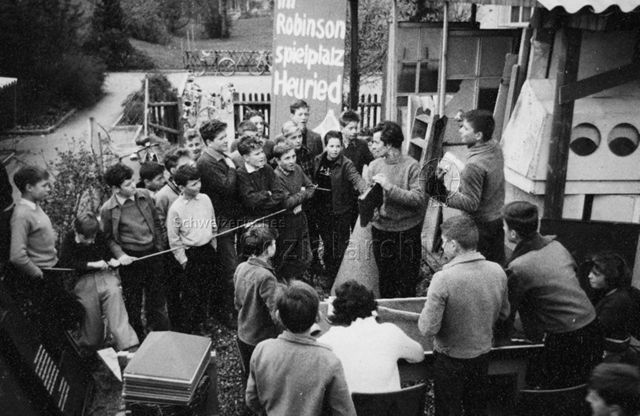 "Robinsonspielplatz Heuried" - Kinder versammelt; um 1970