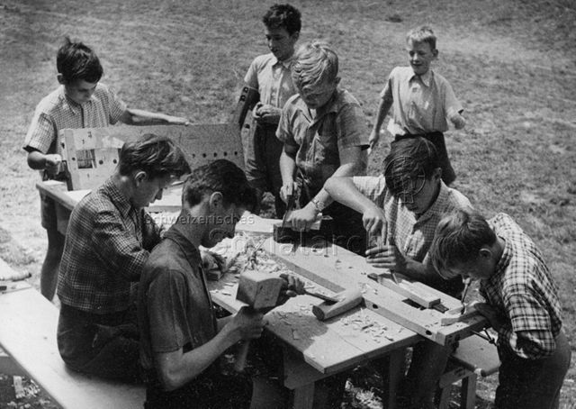 "Gemeinschaftszentrum mit Robinson-Spielplatz in Zürich-Wipkingen - Bastelwerkstatt im Freien"; um 1965