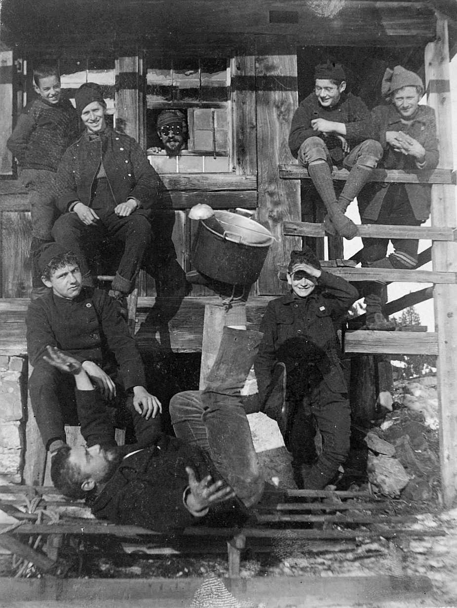 Gruppenporträt Wandervögel der Ortsgruppe Bern vor einer Hütte (vermutlich Selital) (1920)