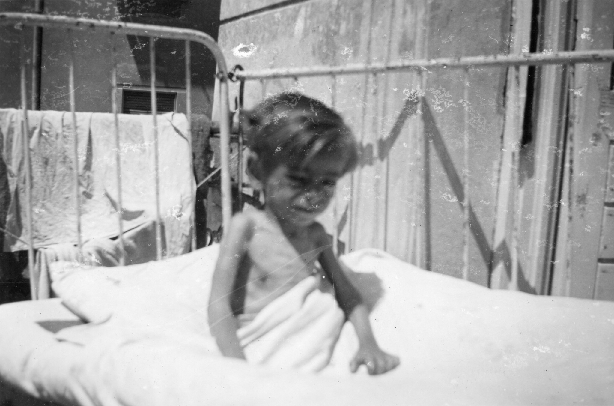 "TBC-Kind, 2.5 Jahre, 7 kg im Kinderspital Abbazia"