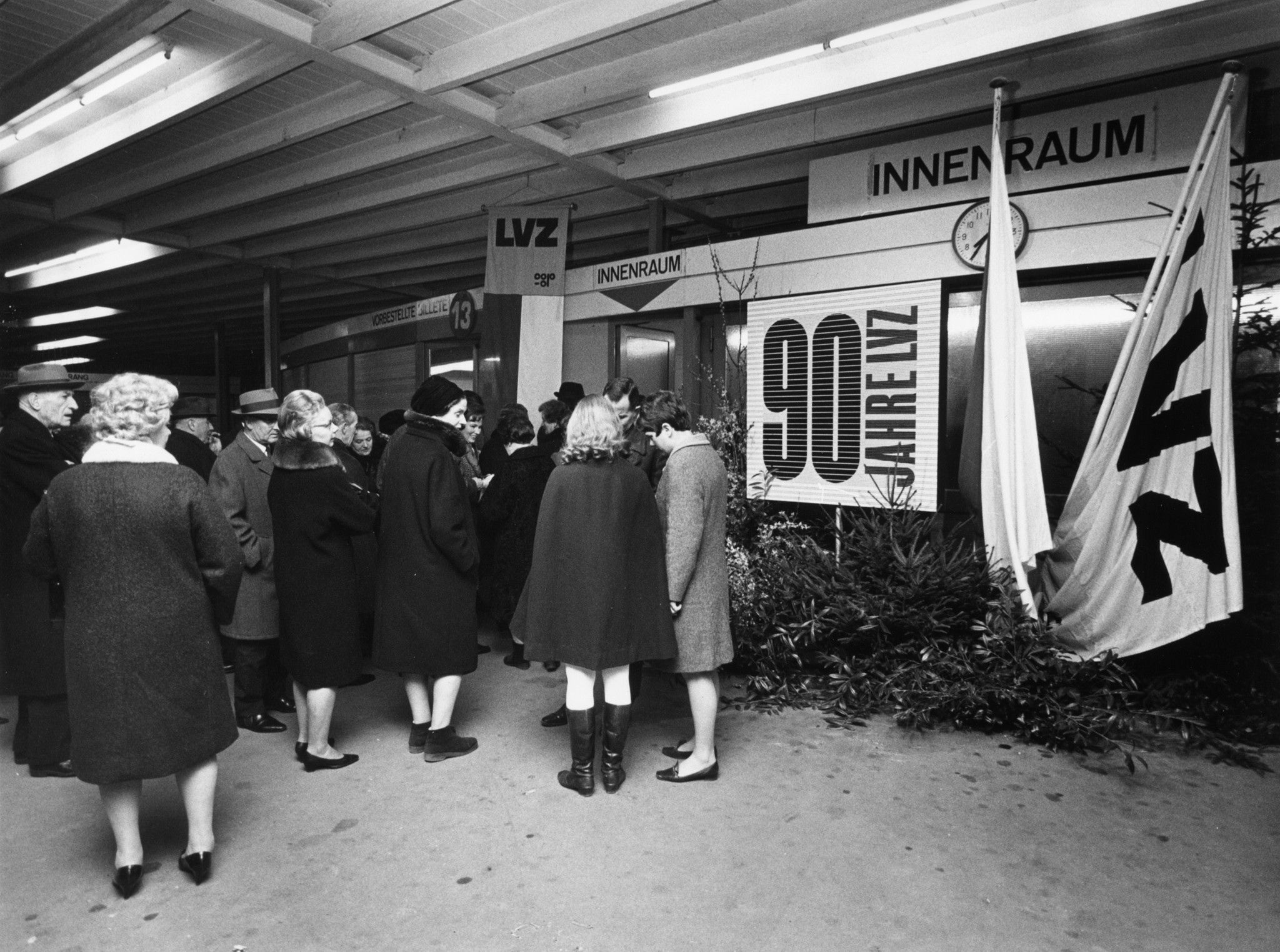 Jubiläum 90 Jahre Lebensmittelverein Zürich 1968: Besucher beim Anstehen am Eingang