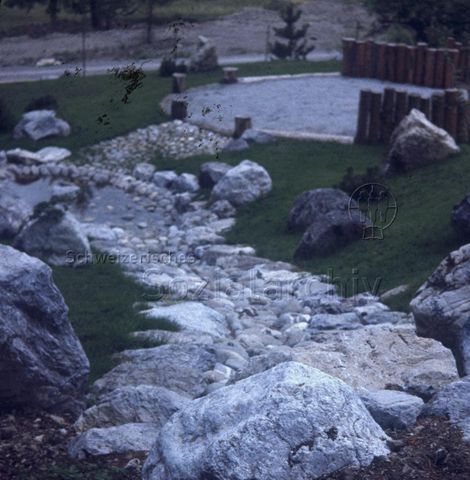 "Künstliches Bächlein, vermutlich Spielplatz Schaan"; um 1975