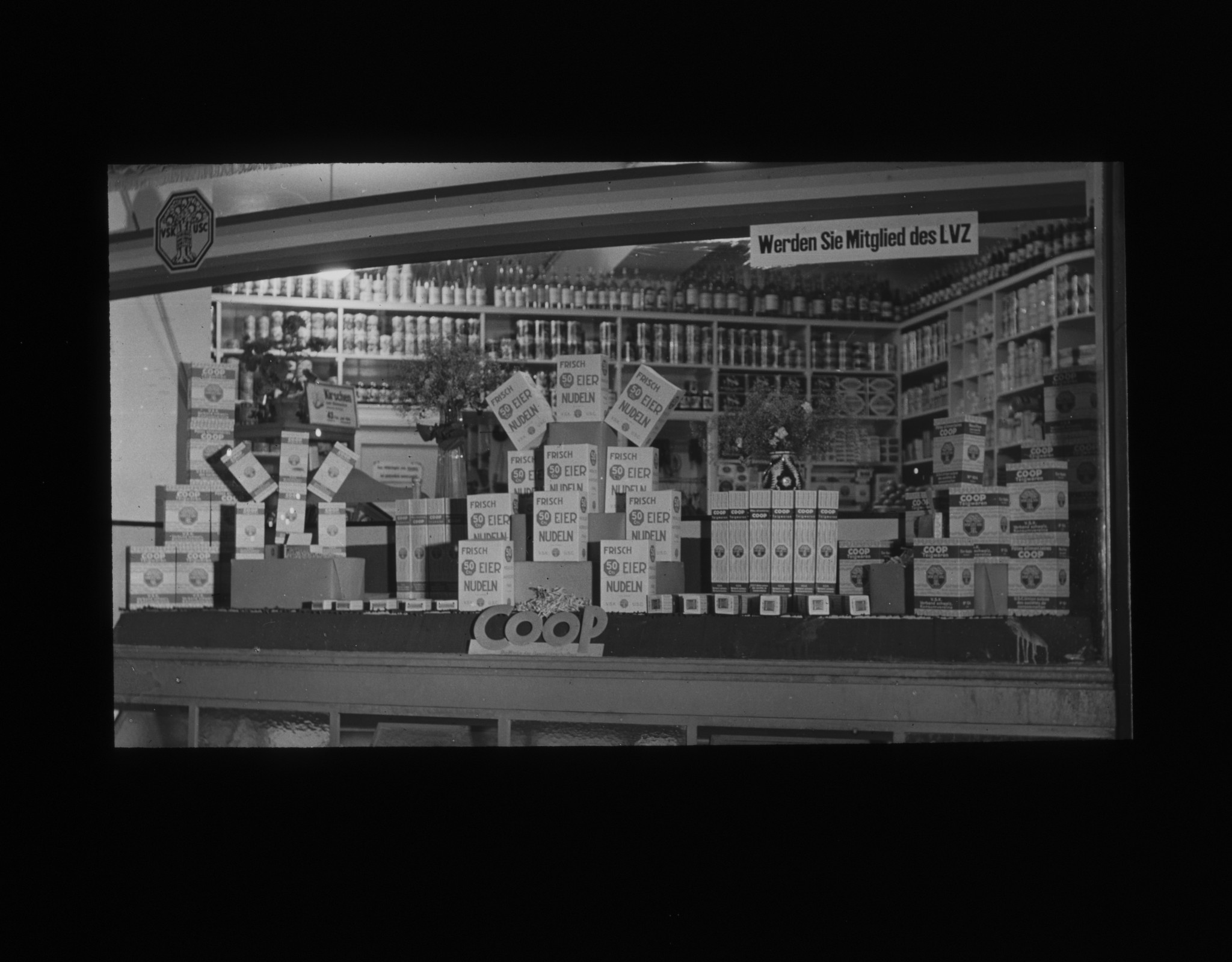 Dia: Schaufenster einer COOP/LVZ-Filiale: "Werden Sie Mitglied des LVZ".