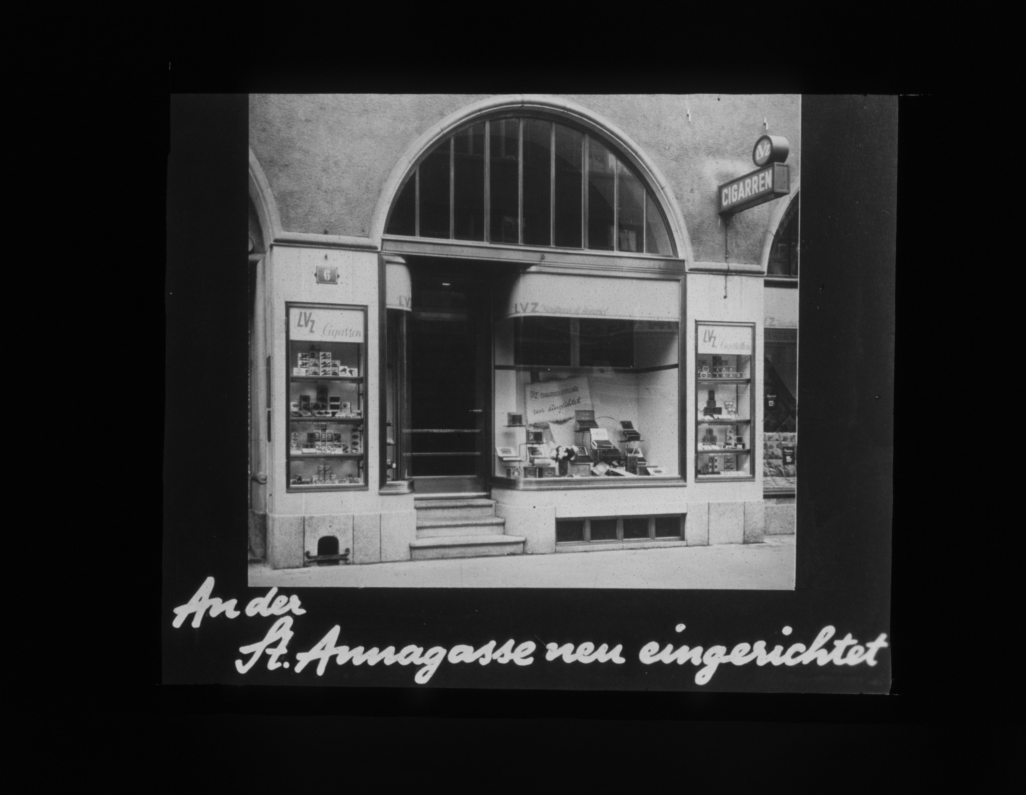 Dia: Zigarren-Abteilung im St. Annahof: "An der St. Annagasse neu eingerichtet"; Aussenansicht.