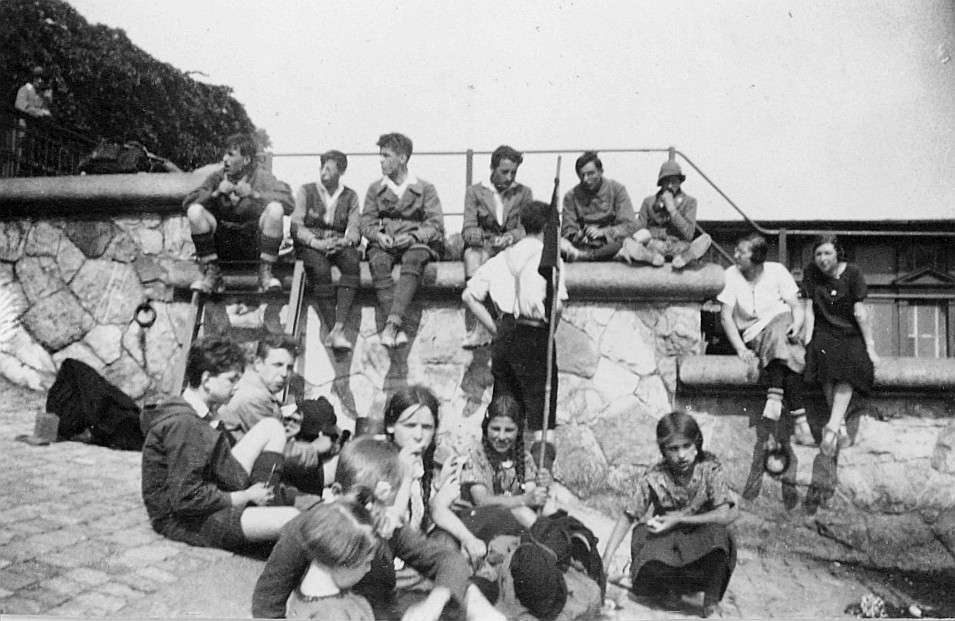 Wandervogelfahrt der Ortsgruppe Lenzburg - Wandervögel sitzen bei der Auffahrtsrampe (Hafenmole?) woran die Boote anlegen können (ve