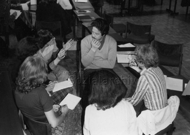 Elternbildung - Sechs Personen sitzen auf Stühlen im Kreis; um 1980