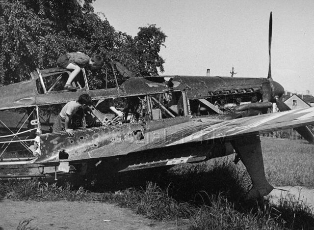 Robinsonspielplatz, Wipkingen - Jungen beim Spielen in ausrangiertem Flugzeug; um 1965