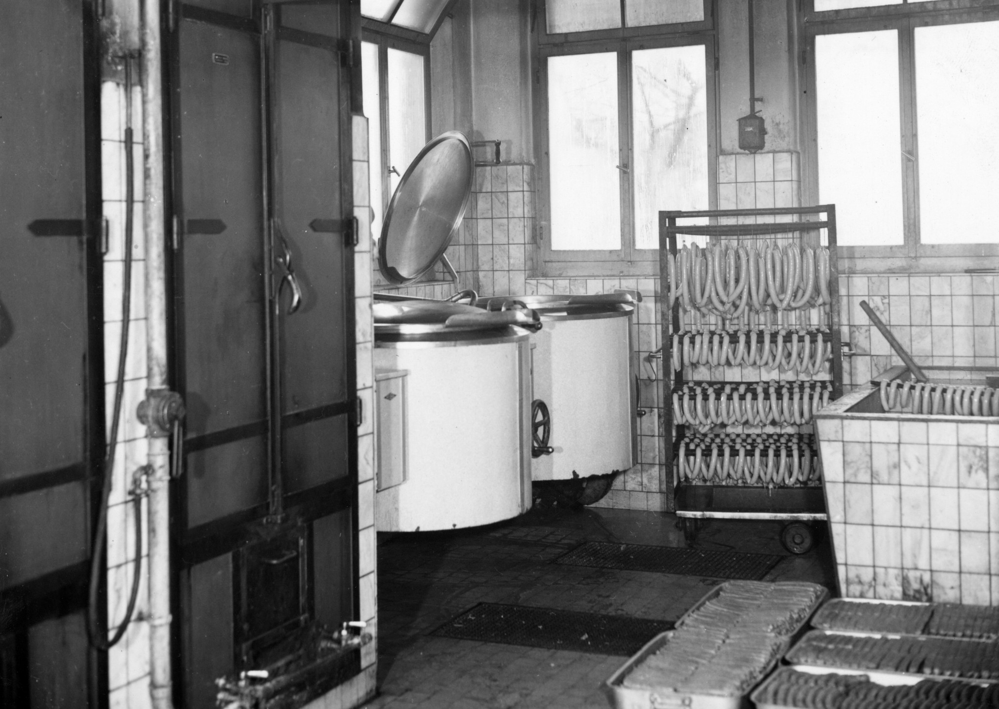 Aufgehängte und abzupackende Würste, Siedkessel