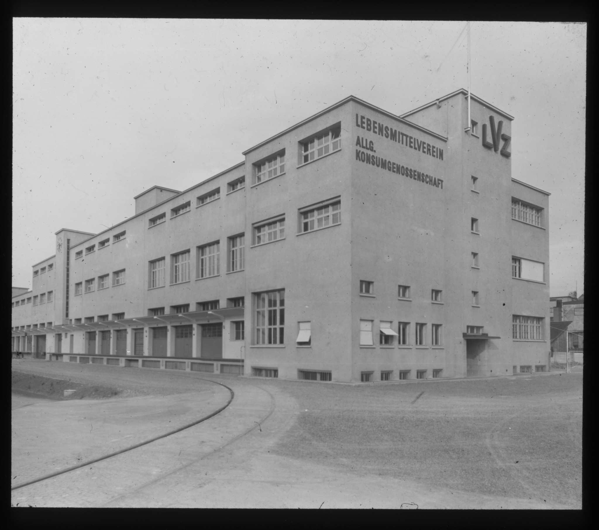 Dia: LVZ-Lagerhaus von aussen.