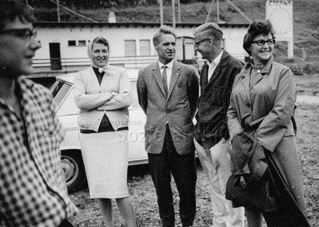 Zirkus in St. Moritz, Frauen und Männer warten; um 1970