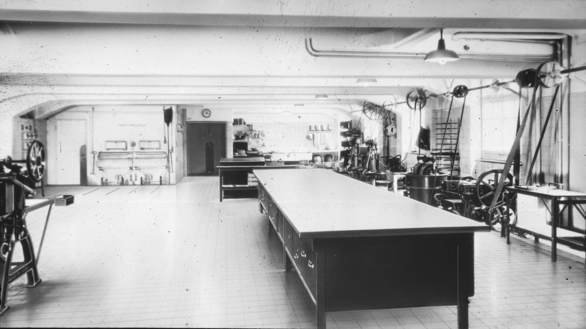 Dia: Maschinen und Arbeitstische in der LVZ-Bäckerei.