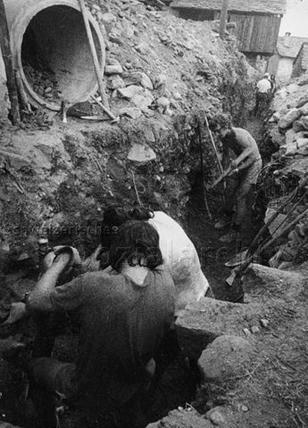 "Aktion 7, Landarenca, Calancatal, Wasserversorgung für Gemeinde gebaut von Lehrlingsgruppen" - Jugendliche bei der Arbeit im Graben; 1971