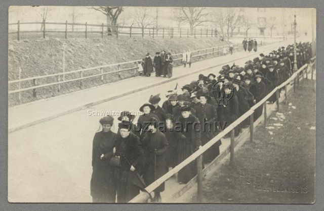 Trauerzug in der Kesselhaldenstrasse, St. Gallen, um 1920