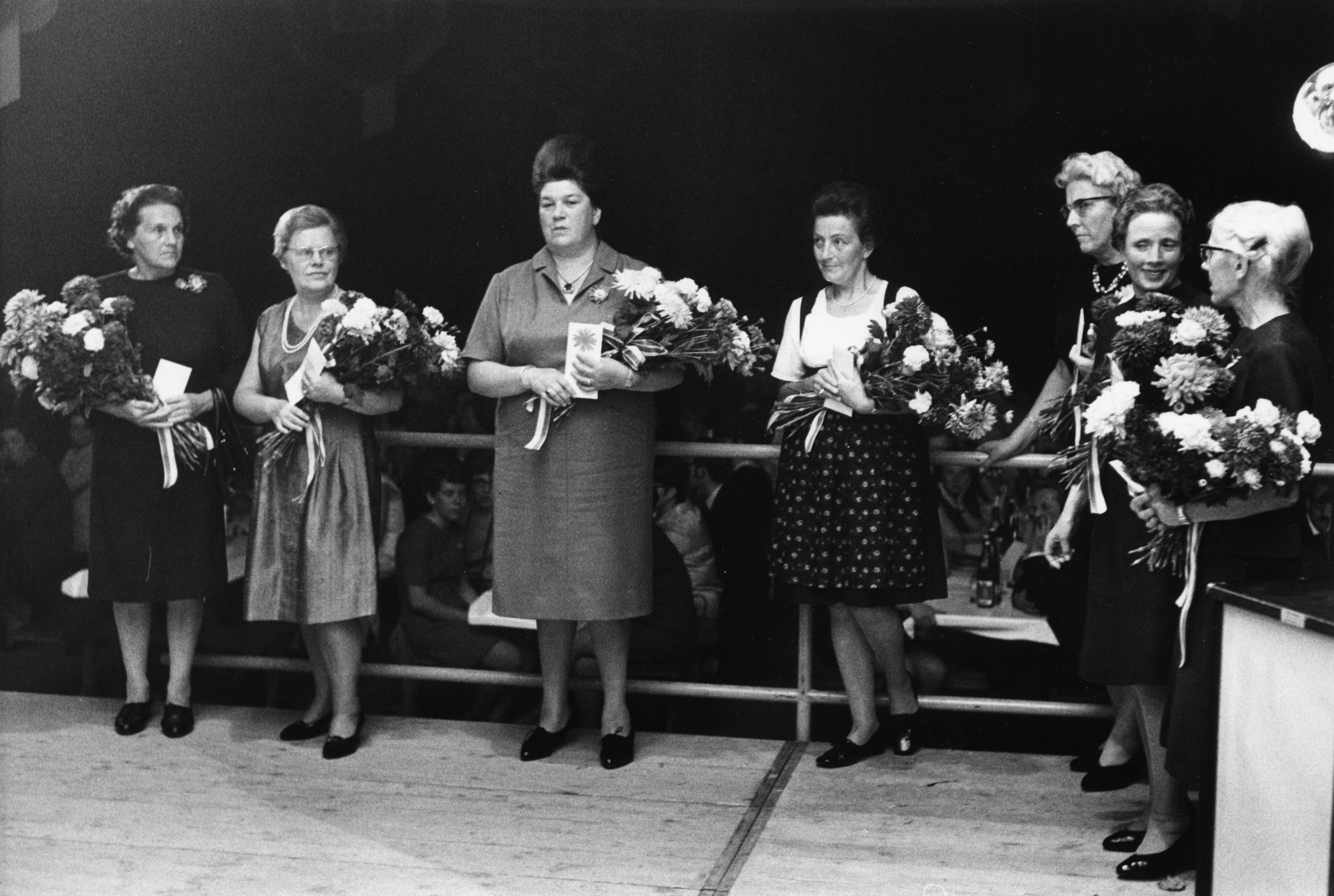 Jubiläum 90 Jahre Lebensmittelverein Zürich 1968 - Frauen mit Blumensträussen (Ehrendamen? geehrte Damen?)
