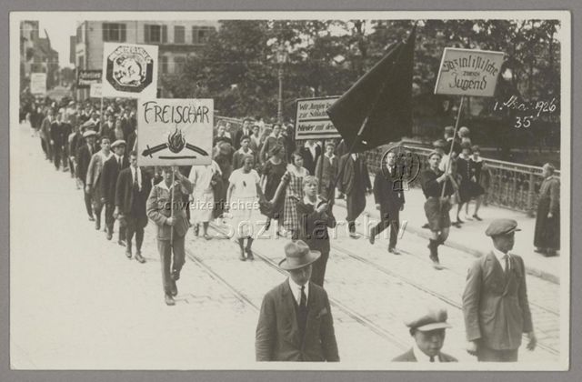 1. Mai, Umzug, Fahnenträger, junge Frauen und Männer, Tafeln "Freischar", "Wir Jungen lassen uns nicht zur Schlachtbank führen, Nieder mit dem Kriege"(?), "Sozialistische Jugend Zürich", Zürich, Gessnerbrücke, 1926